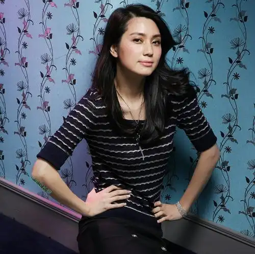 洪欣早年高颜值照片惊艳网友,但她兼顾事业和家庭的样子才最美!