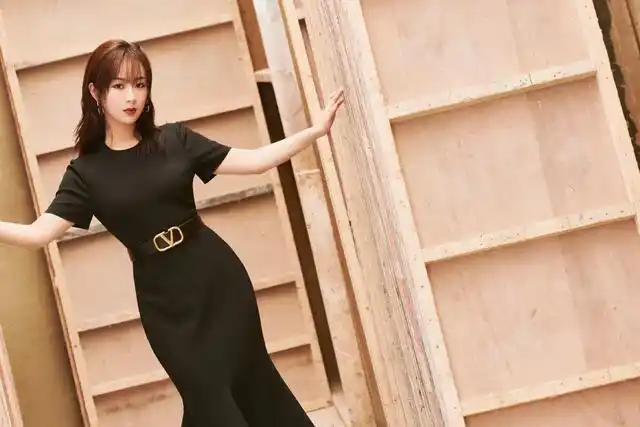 杨紫走"成熟风"也很迷人,穿黑色紧身裙化浓妆,真有"大人样"