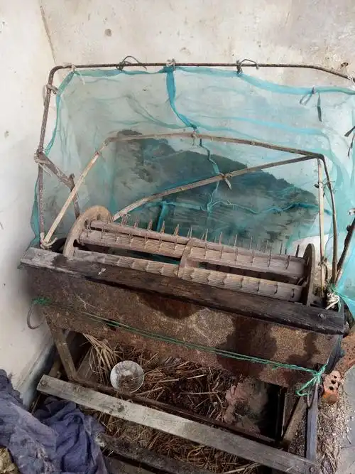 这个是打谷机,是以前打谷用的还是用脚踩的呢!