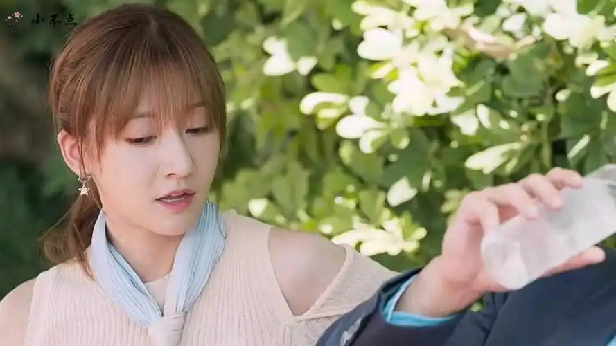 阮念初确认了,厉腾就是五年前的lee