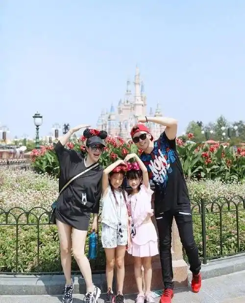 钟丽缇晒爱女庆生照一家四口齐出镜一同比心秀恩爱,幸福又甜蜜_网友