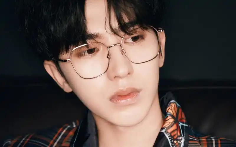 超帅蔡徐坤个性壁纸_忧郁风格的蔡徐坤