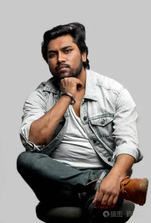 印度人坐在沉思的样子