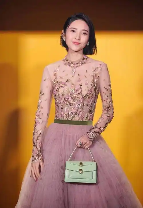 原创唐艺昕真是小甜昕穿粉色礼服好可爱又是羡慕张若昀的一天