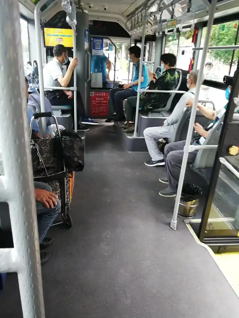 14路公交车上有个小女孩,因为有语言障碍,说不清楚家人的联系 - 抖音