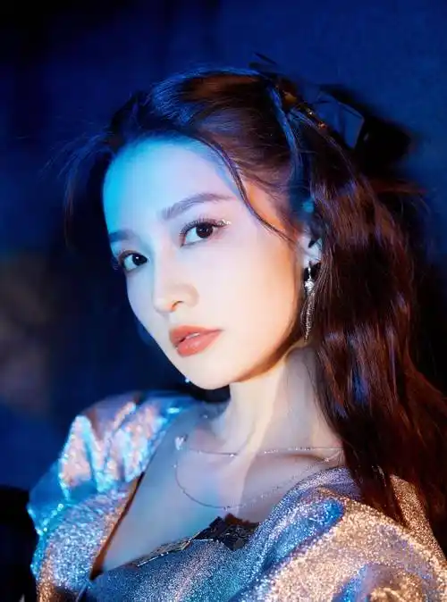 李沁的"甜度"超标了吧,穿银色长裙凹造型,状态不输00后_照片_网友