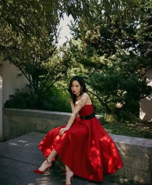 孟美岐抛开女团风身穿红色抹胸连衣裙搭配红色高跟鞋又纯又欲