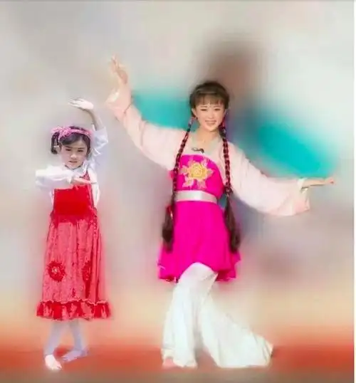 赵露思从小到大一模一样,丁禹兮长相挺周正,张予曦像个小男孩|童年照