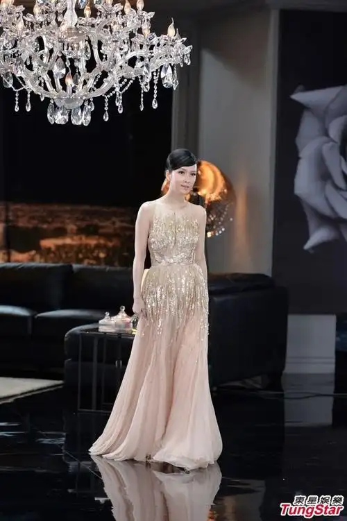 组图:周慧敏曝华贵写真 雍容典雅岁月无痕_高清图集_新浪网