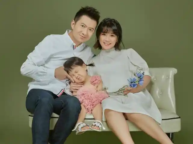 她的老公正是和她搭档多年的主持人绿泡泡,两人的大女儿小名叫小桔子