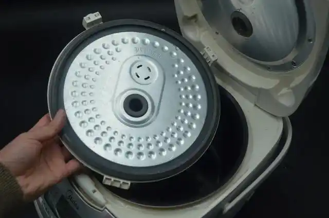 电饭煲盖子拆图解,电饭煲盖子怎么拆开清洗(电饭锅有个地方不洗)