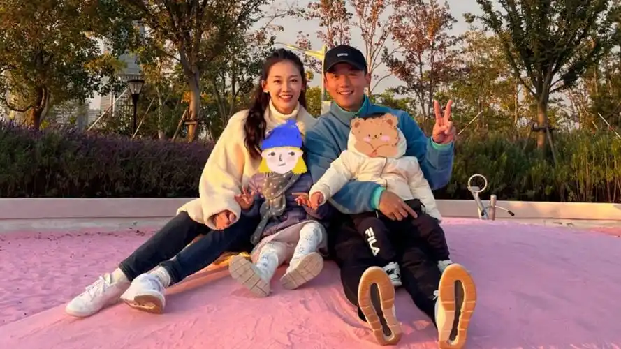 苗苗陪郑恺拍杂志做美甲,练习射箭连中数个十环,女儿口才好超聪明