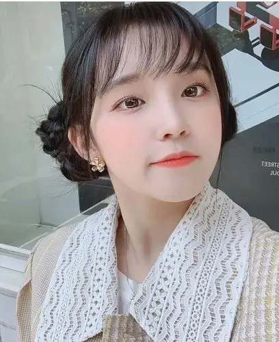 宋雨琦扎着双丸子头噘嘴卖萌,软萌又可爱,真是少女感十足!