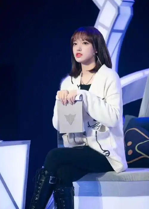 程潇仪态有多好?看她的坐姿就知道了,一张凳子坐不到一半