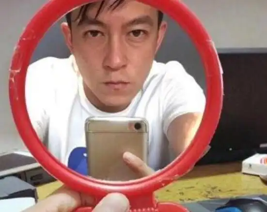 简单洗漱完毕,对着镜子说道:"彦祖,又是新的一天,加油".