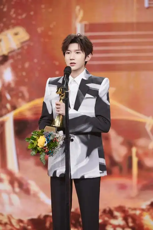 tfboys新闻210129王俊凯王源出席中国歌曲top排行榜颁奖晚会现场表演