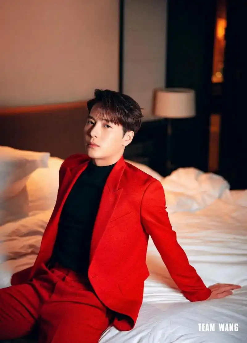 王嘉尔身着红色西装高级又优雅