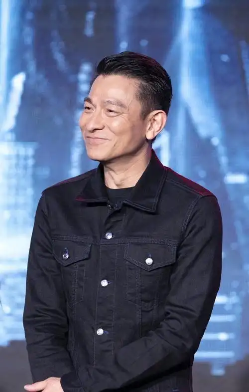 刘德华年近60岁帅气依旧!牛仔配白裤不输古天乐,魅力不减当年