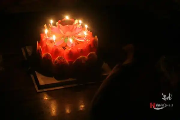 晚上在家吃蛋糕,祝爸爸生日快乐,身体健康!