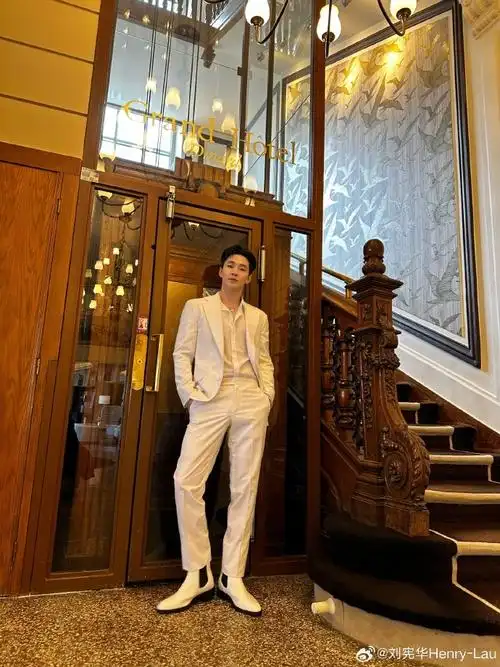 刘宪华henry-lau全白造型好清爽帅气,纯白色西装衬衫显得身材比例更好