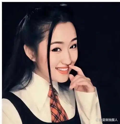 甜歌皇后杨钰莹坐电动车去工地商演,何苦为何?