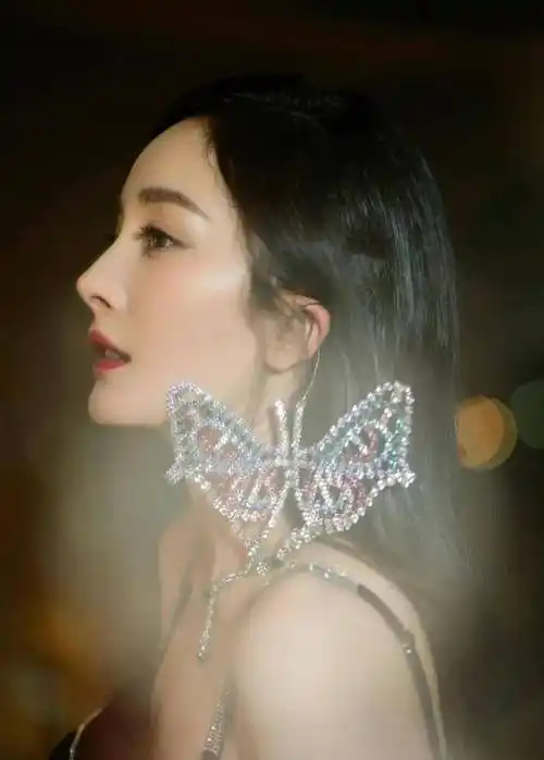 杨幂耳朵带大蝴蝶拍照就是特色,摄影师都劝她不要戴已经颜值爆棚_耳环