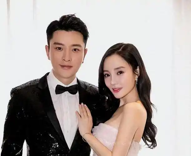 2017年12月,贾乃亮的一句话成了网络的焦点,他在直播中提到妻子李小璐