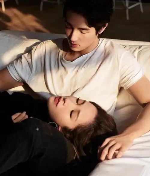 40岁萧亚轩与柯震东罕互动女方高调送祝福无惧小16岁男友吃醋