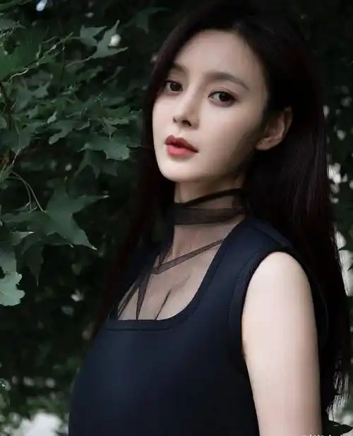 《大江大河》她演王凯初恋,穿黑裙拍写真,美得优雅又高贵_王瑞子_气质