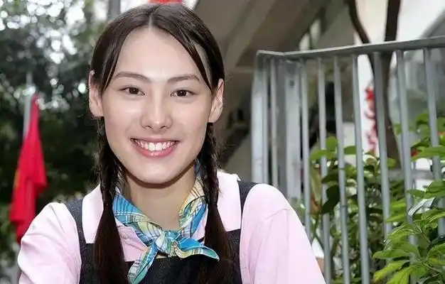 梁洛施为何有时看着挺好看,气质也不错,有时又觉得她好刚硬的?