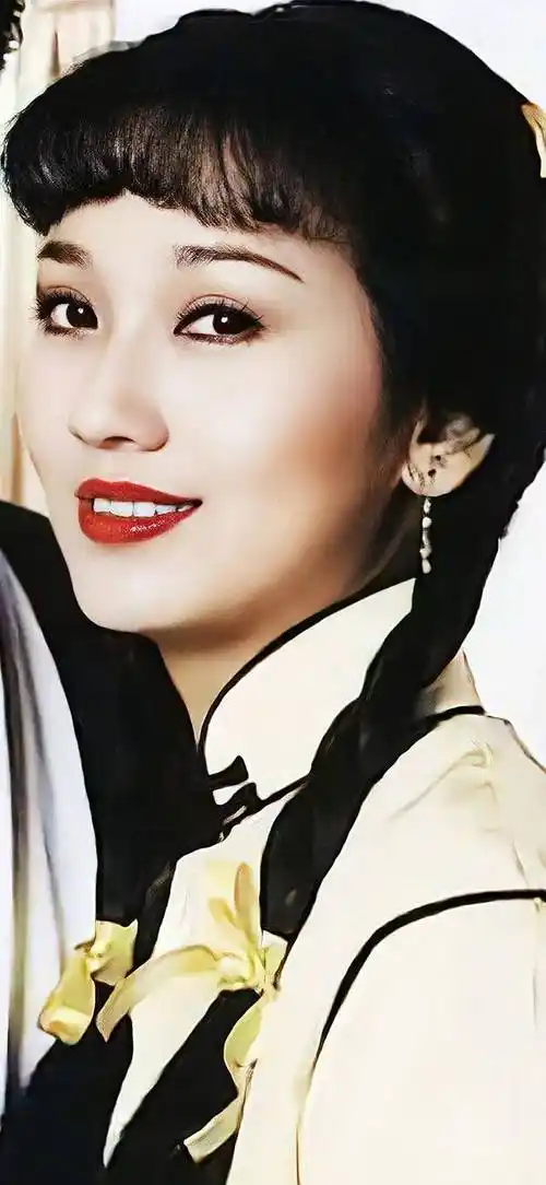 71去赵雅芝晒美照引发质疑,20级美颜,一辈子喜欢装嫩!