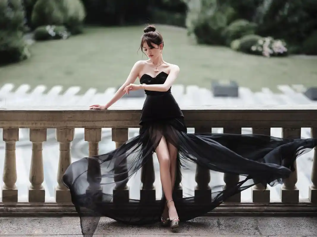 赵露思纱裙飞扬眸光流转性感写真