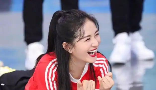 于是就有网友开始猜测,是因为《快乐大本营》失去了谢娜这个台柱子,才