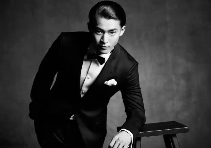 电影外的小栗旬,总给人一种雅痞大叔的即视感.