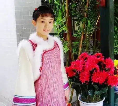 赵丽颖小时候的照片 和现在一样漂亮没差啊