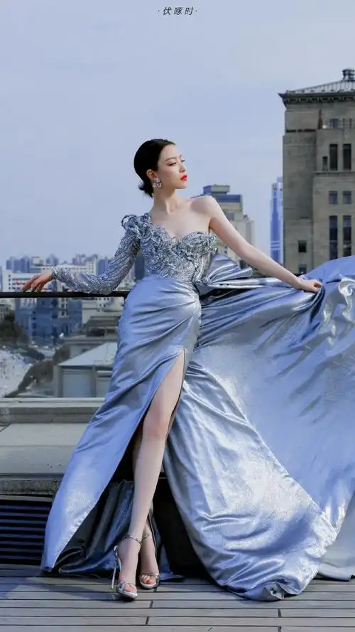 倪妮银色斜肩礼服