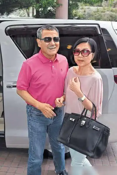 照片里的女人叫李馥莹,是香港演员刘丹的妻子,刘恺威的妈妈.