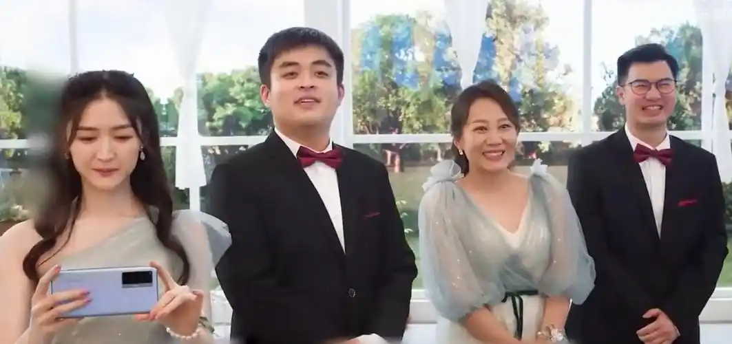 回顾平凡之路不起眼的小配角靳东同学在另一个圈子红得发紫