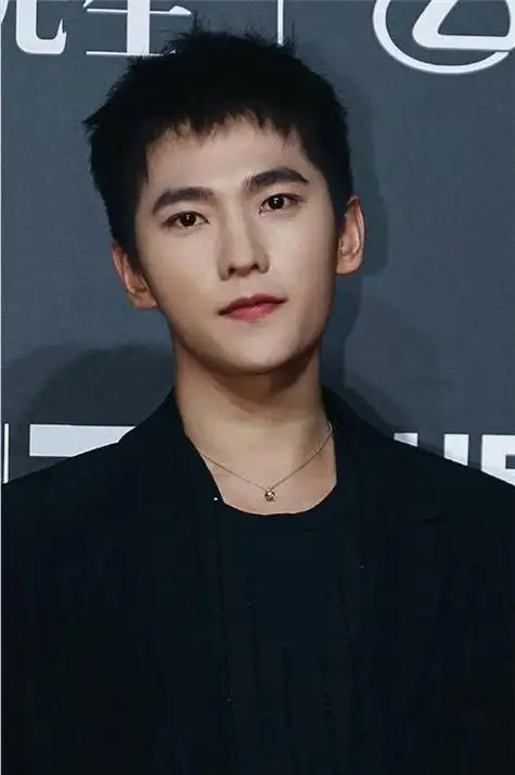 当蔡徐坤被p成板寸发型,终于知道啥叫一言难尽!这是同一个人?