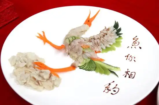 11位名厨同台竞技,各个使出全身解数,从洗鱼改刀开始,到对菜品的精雕