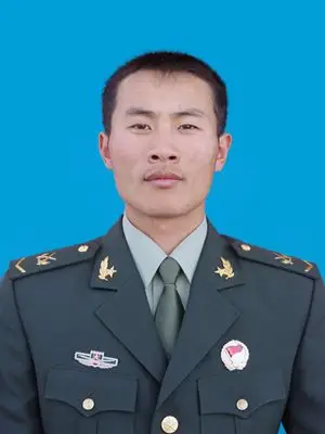 二期士官的证件照嘛 比较着急 现在在外训没法出去照 只能ps 在线等