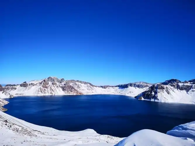 天池周围火山口壁陡峭,并形成十几座环状山山峰,海拔均在2500米以上