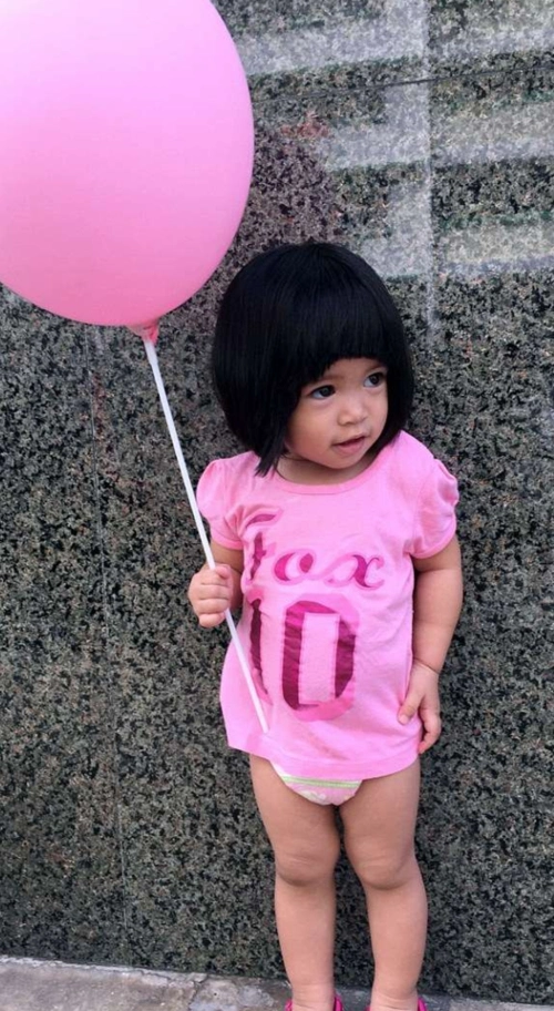 很多人都以为这小女儿的头发是假的,走进才知道是真的,让人尴尬