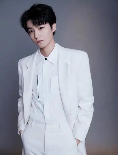 王俊凯纯白大衣