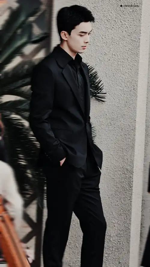 吴磊在暴雪时分黑色西装造型