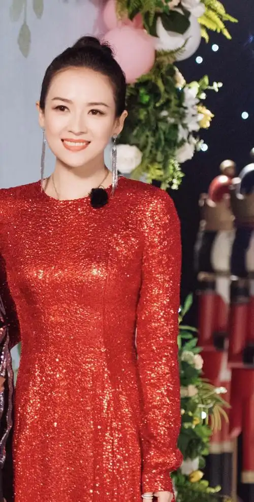 章子怡又美了,一袭闪光红裙气质出众,哪里看得出40岁
