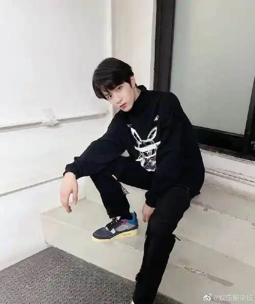 刘耀文楼梯间小成本背头大片