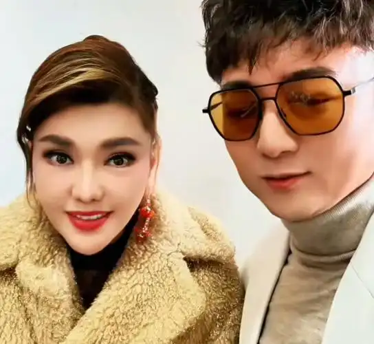 青年相声演员乌兰图雅 很适合捧哏