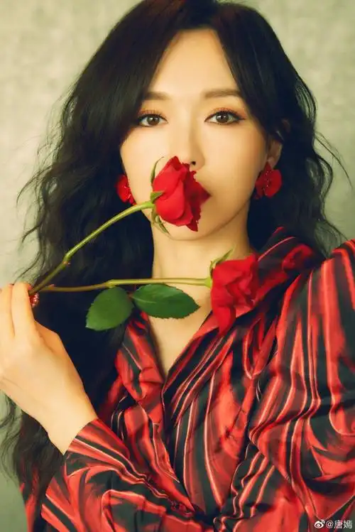 唐嫣红裙造型新年贺图