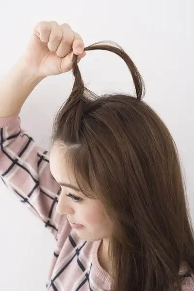 刘海半长不短太尴尬 编起来露额可还行